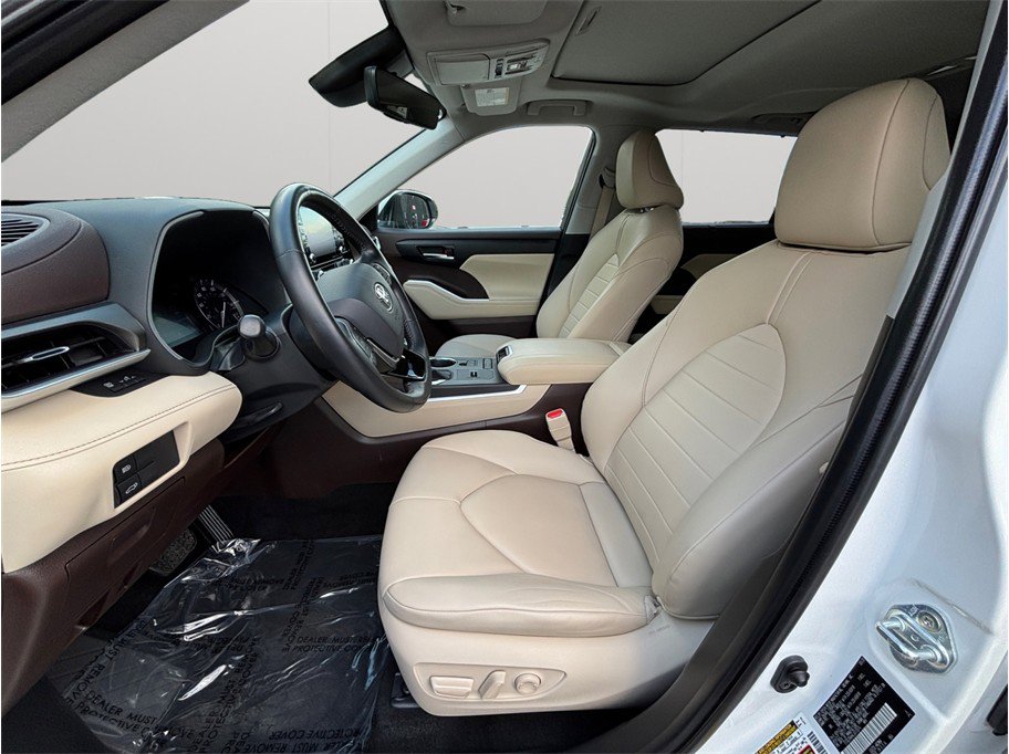Used 2020 Toyota Highlander XLE FWD image 2