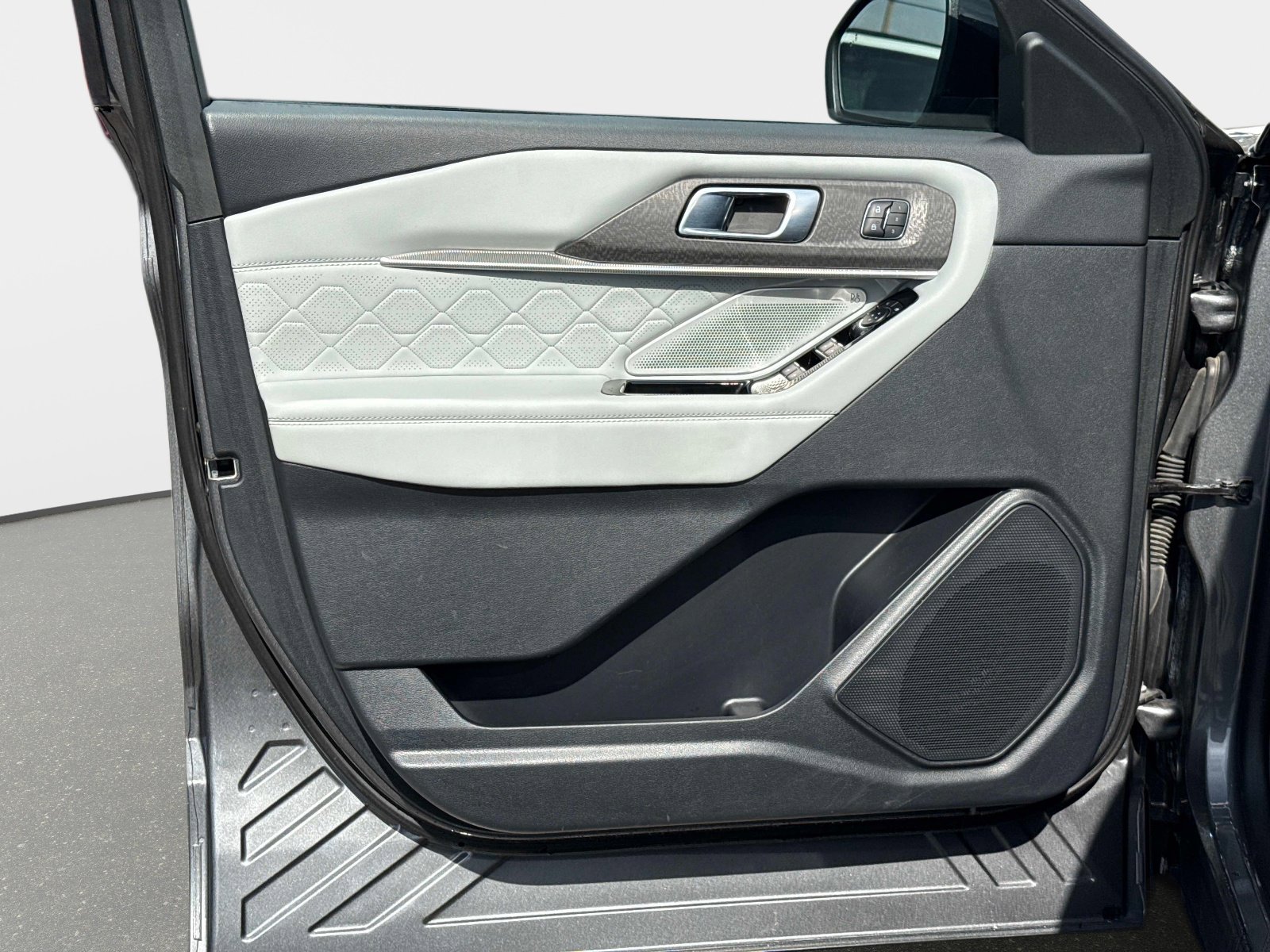 Used 2025 Ford Explorer Platinum w/ Ultimate Package image 21