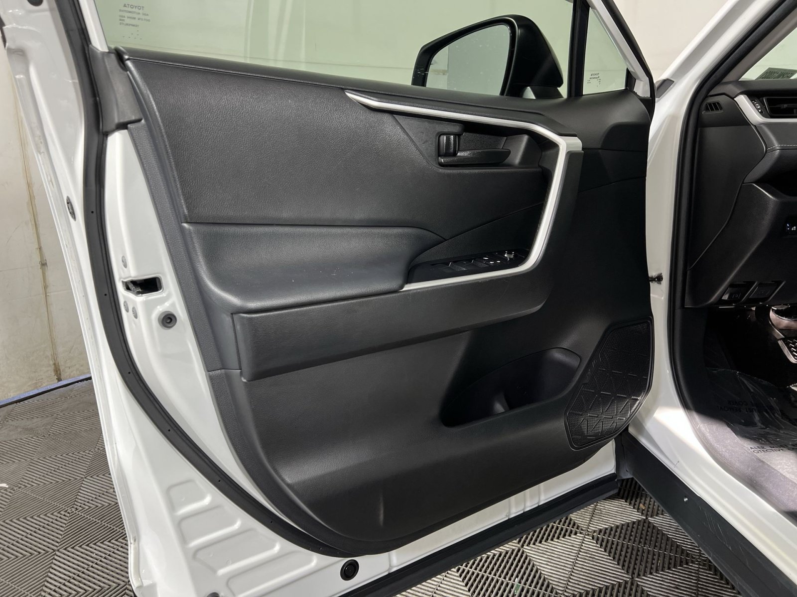 Used 2021 Toyota RAV4 LE w/ Carpet Mat Package (TMS) FWD image 14