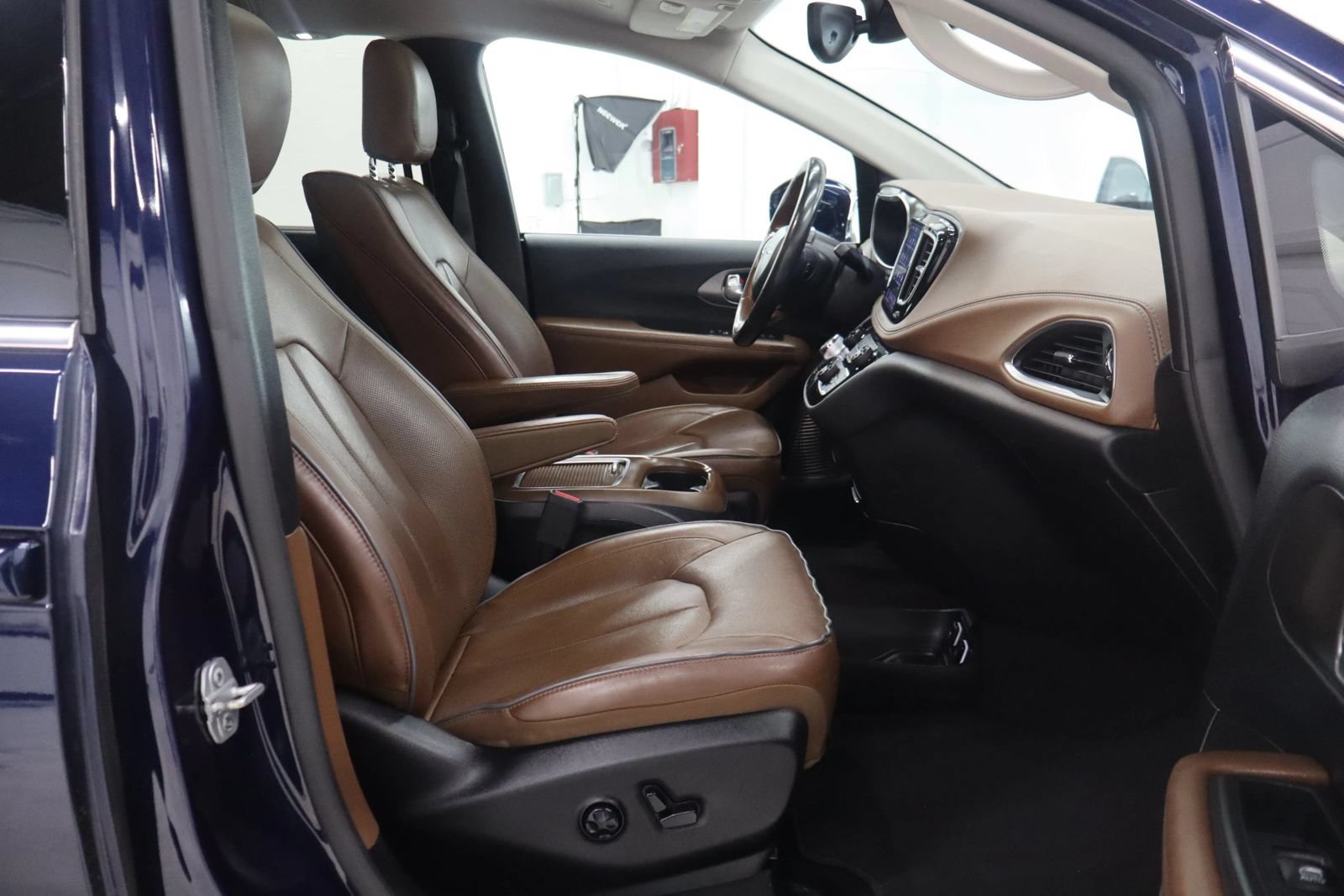 Used 2019 Chrysler Pacifica Limited w/ Tire & Wheel Group FWD image 27