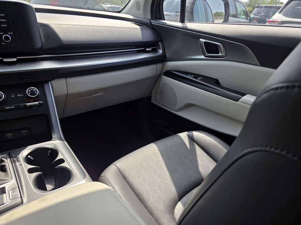 Used 2022 Kia Carnival LX FWD image 14