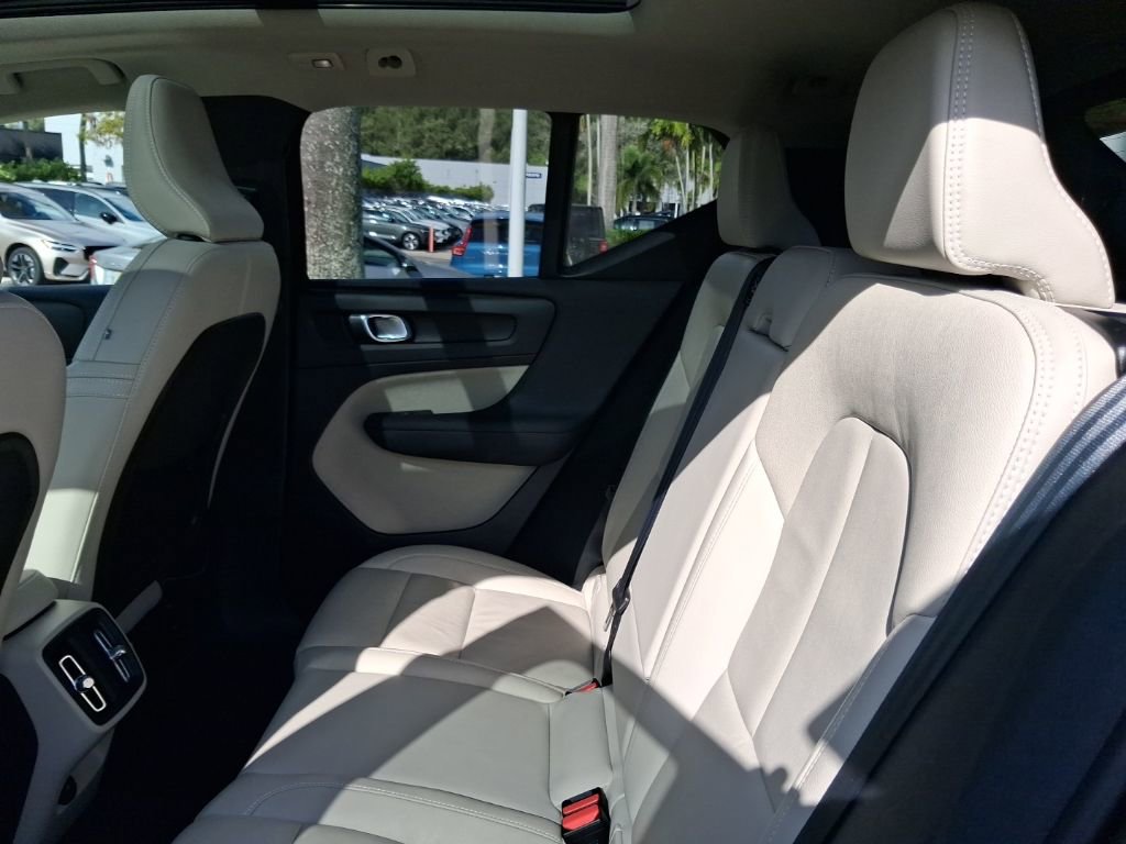 Used 2023 Volvo XC40 B5 Plus image 8