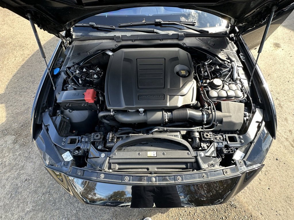 Used 2018 Jaguar XE Premium image 17