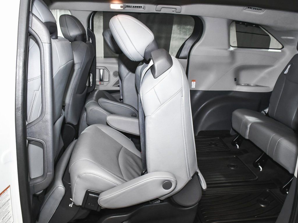 Used 2023 Toyota Sienna Limited image 50