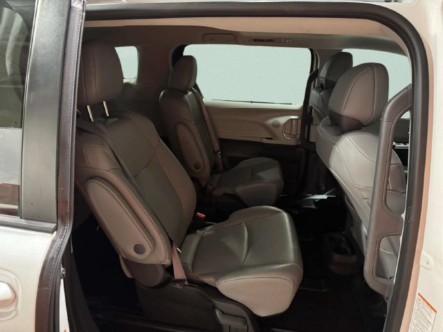 Used 2022 Toyota Sienna XLE FWD image 29