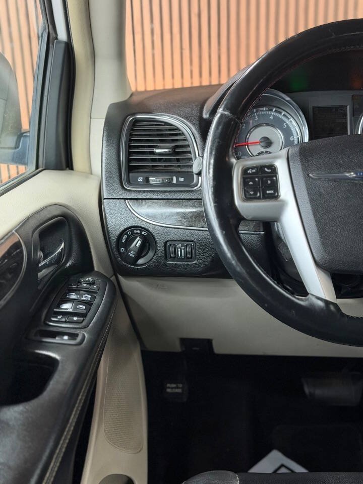 Used 2015 Chrysler Town & Country Touring w/ Driver Convenience Group FWD image 13