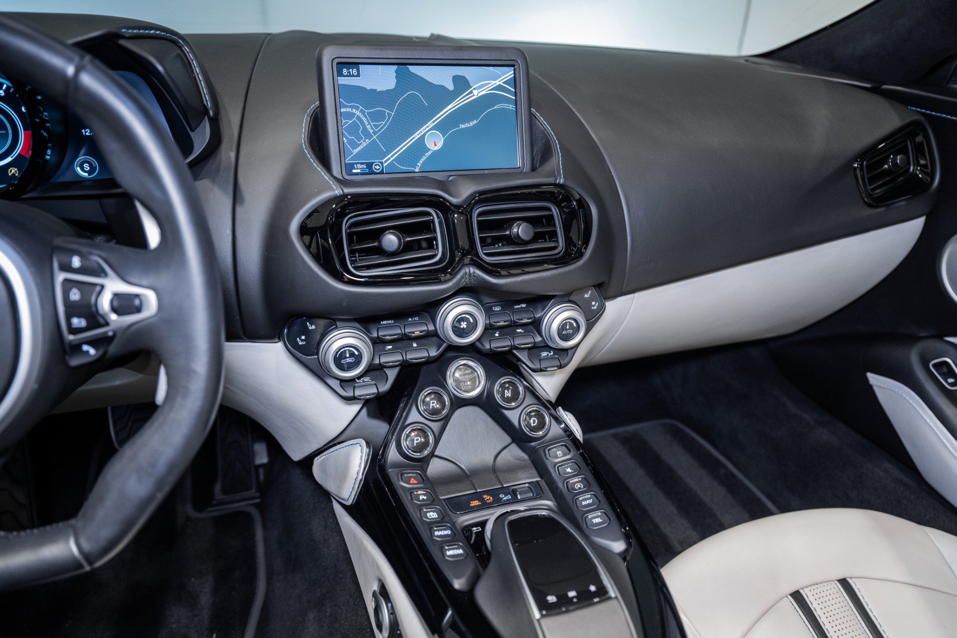 Used 2021 Aston Martin V8 Vantage Roadster RWD image 21