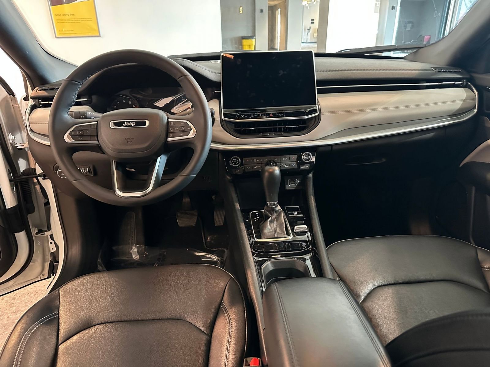 Used 2025 Jeep Compass Limited image 33