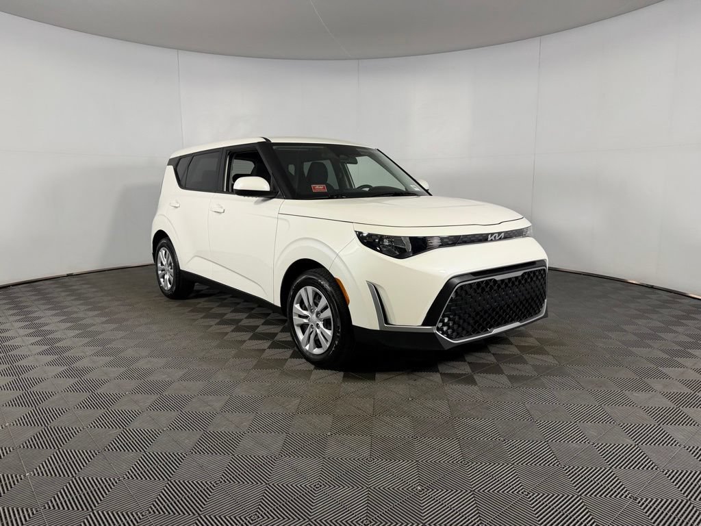 Used 2025 Kia Soul LX FWD image 4