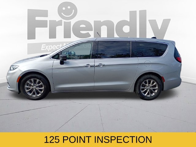 Used 2026 Chrysler Pacifica Limited FWD image 8