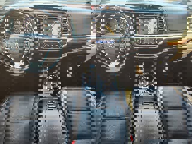 Used 2017 Toyota Highlander Limited Platinum image 10