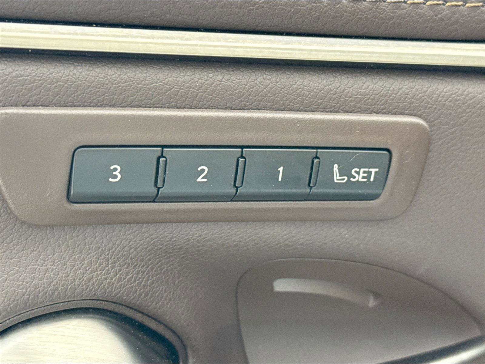 Used 2020 Lexus ES 350 Ultra Luxury w/ Accessory Package 2 image 31