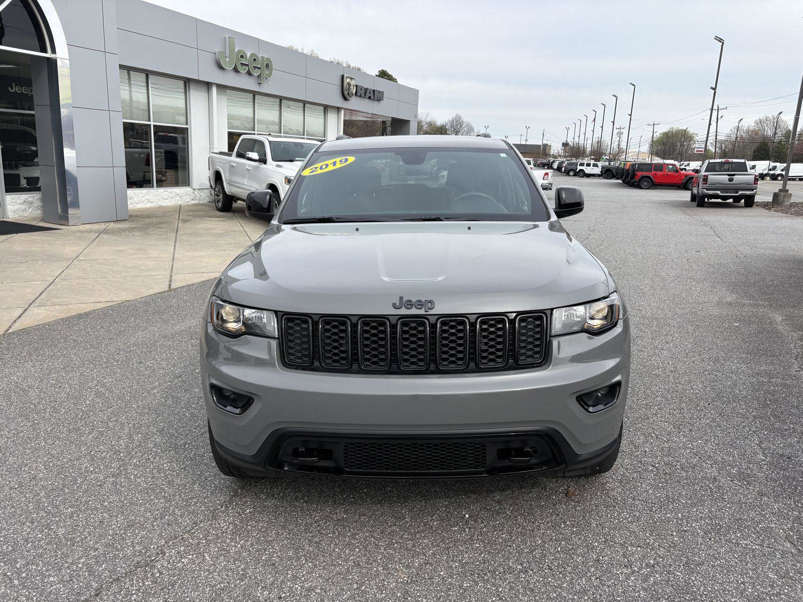 Used 2019 Jeep Grand Cherokee Laredo image 2