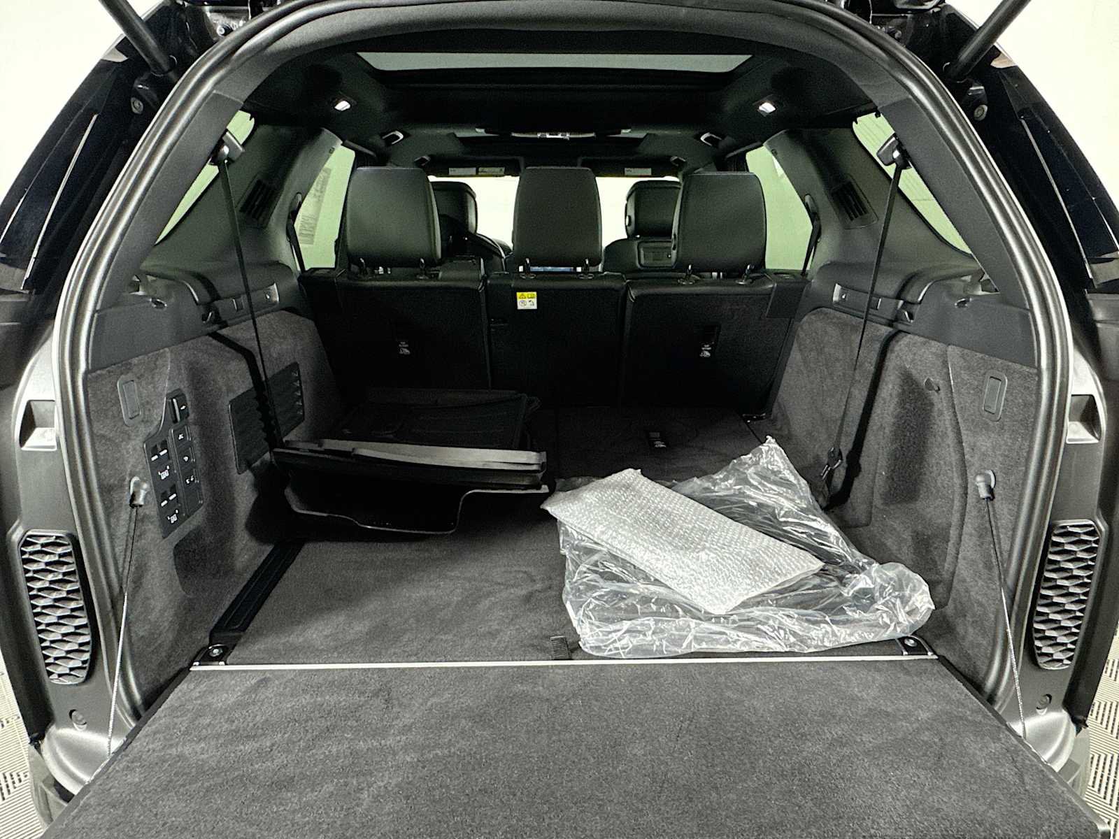 Used 2024 Land Rover Discovery Metropolitan Edition image 23