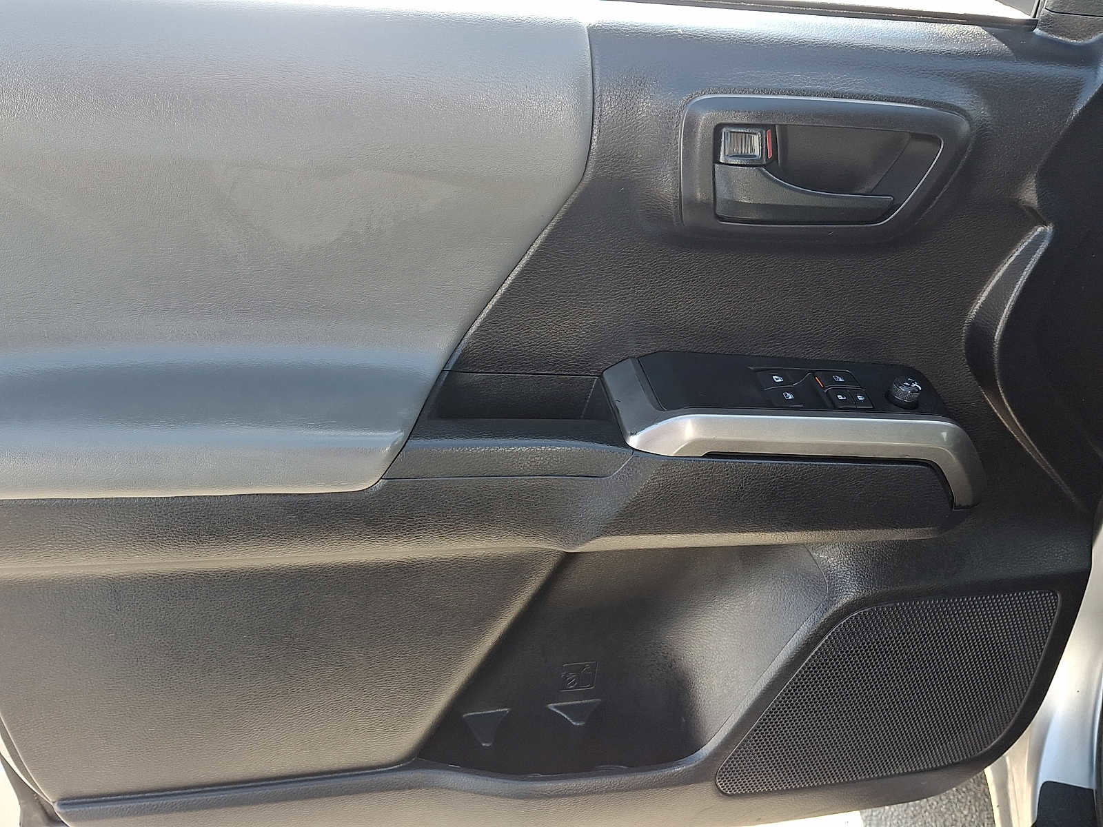 Certified 2020 Toyota Tacoma SR5 w/ SR5 Appearance Package (SM) image 15