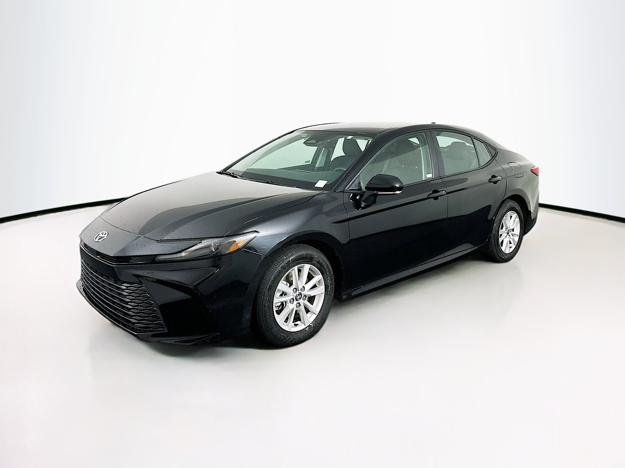 Used 2025 Toyota Camry LE image 3