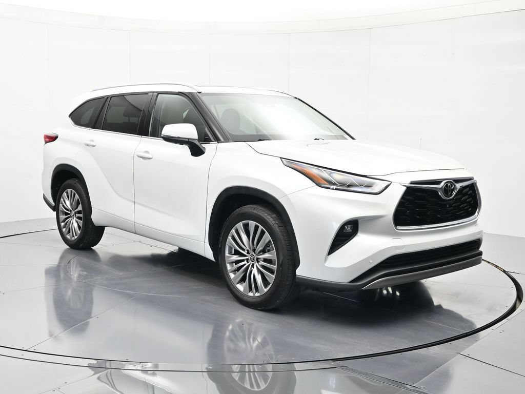 Used 2022 Toyota Highlander Platinum FWD image 3