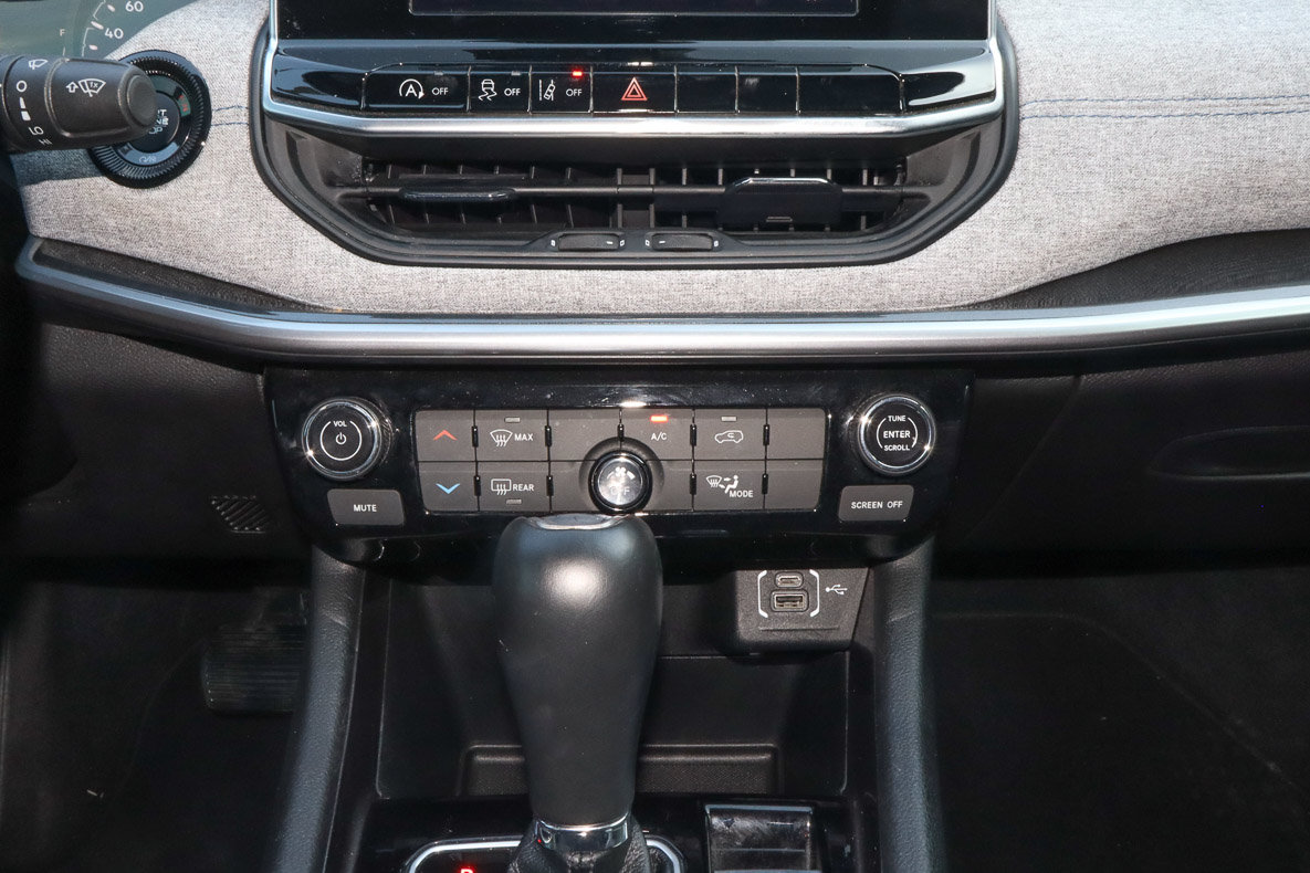 Used 2025 Jeep Compass Latitude AWD/4WD image 11