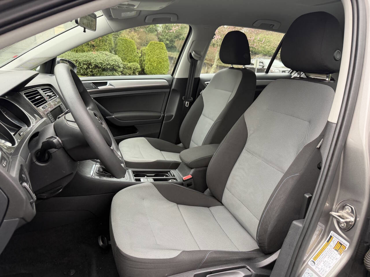 Used 2016 Volkswagen e-Golf SE image 8