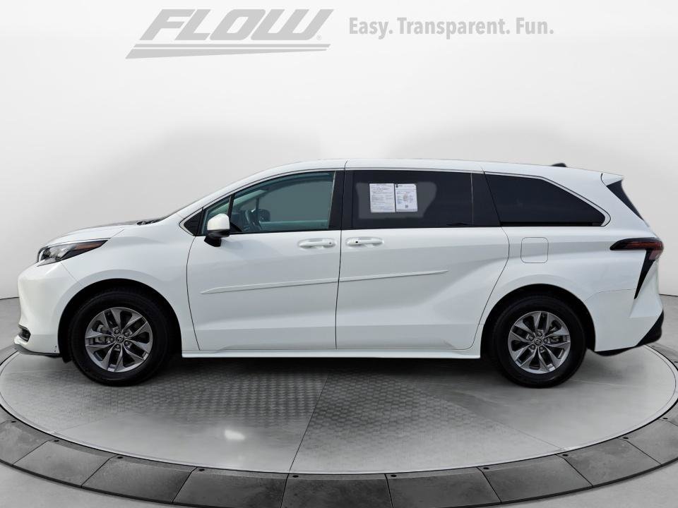 Used 2025 Toyota Sienna LE AWD/4WD image 5