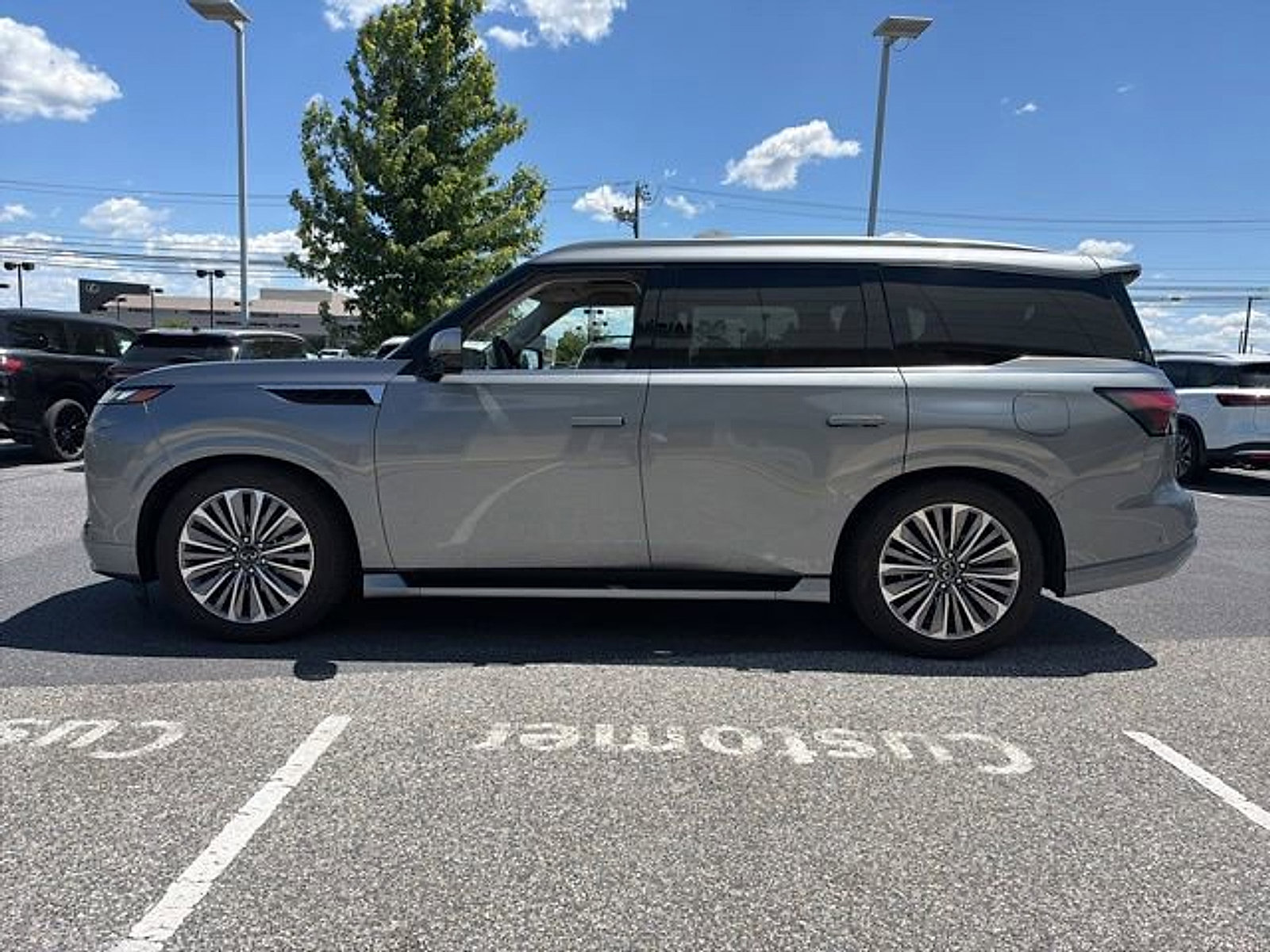 Used 2025 INFINITI QX80 Sensory AWD/4WD image 7