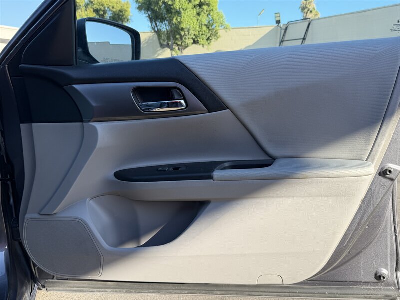 Used 2015 Honda Accord LX image 32