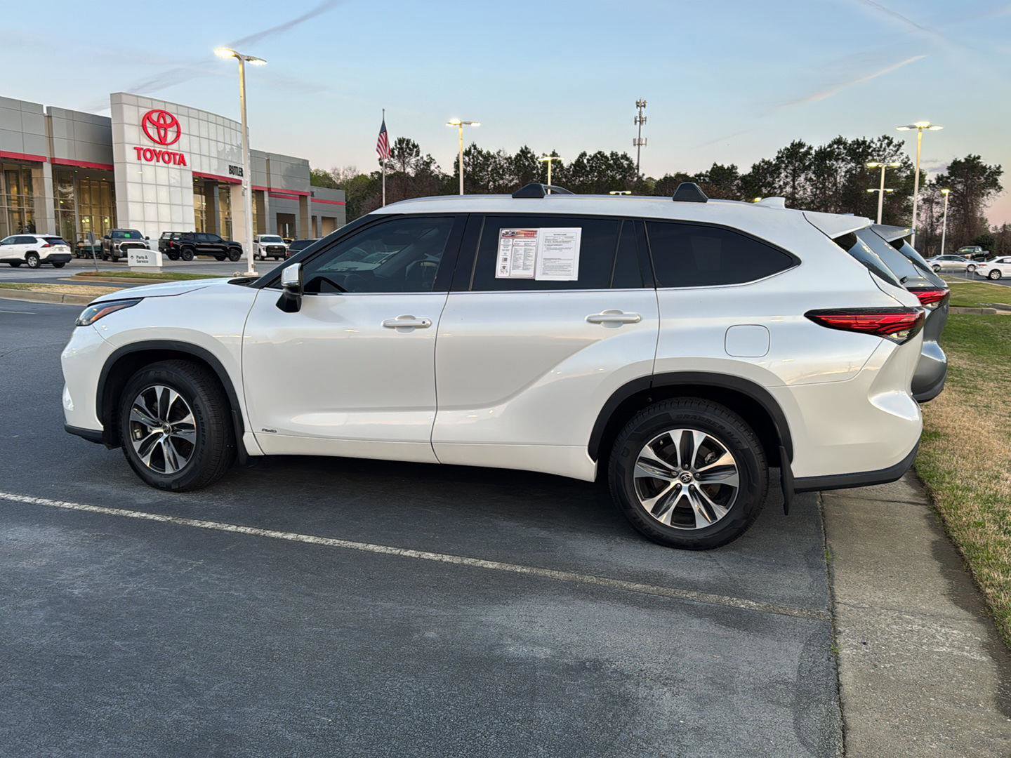 Used 2022 Toyota Highlander XLE image 3