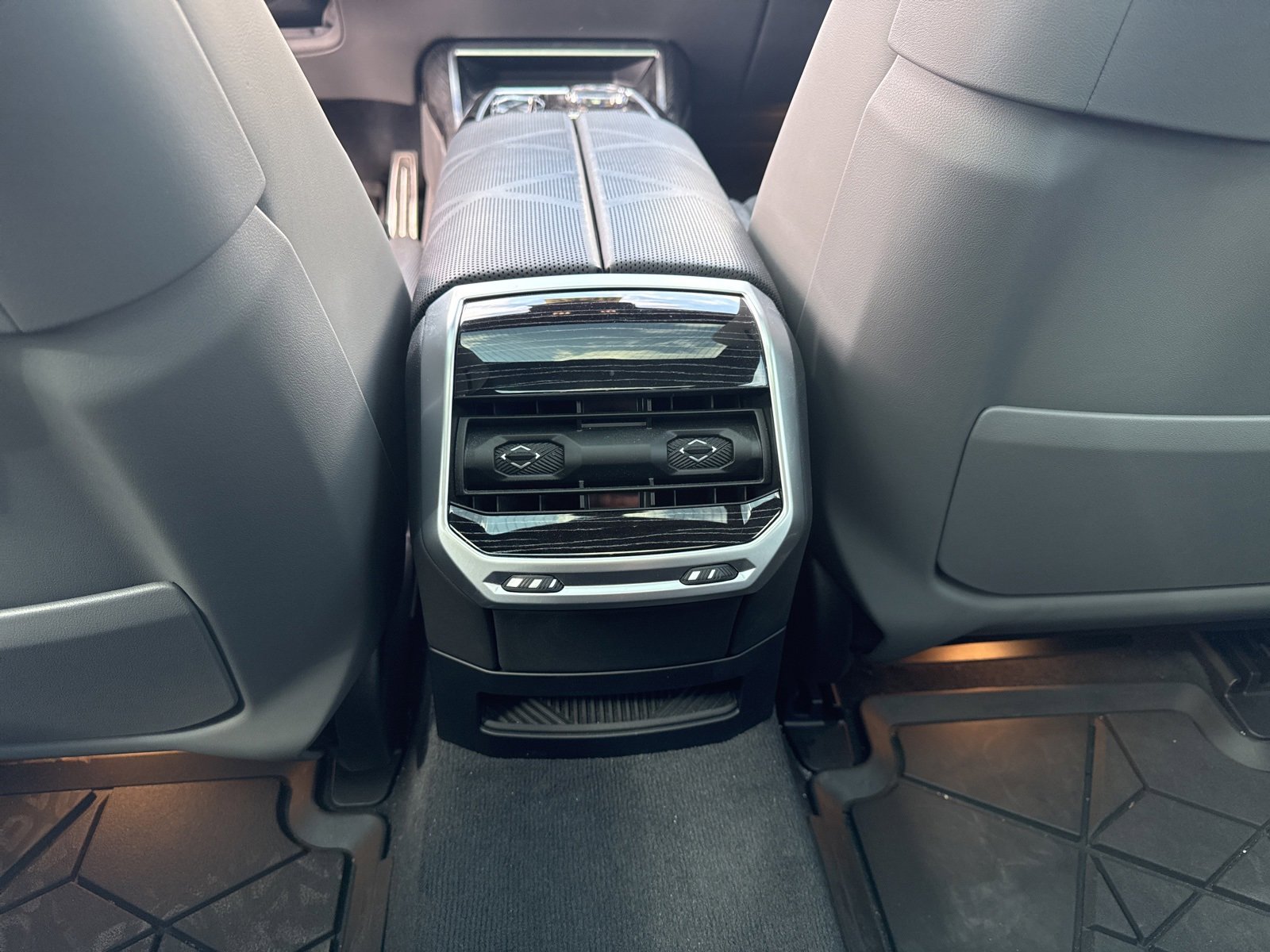 Used 2023 BMW 740i w/ Luxury Rear Seating Package image 13