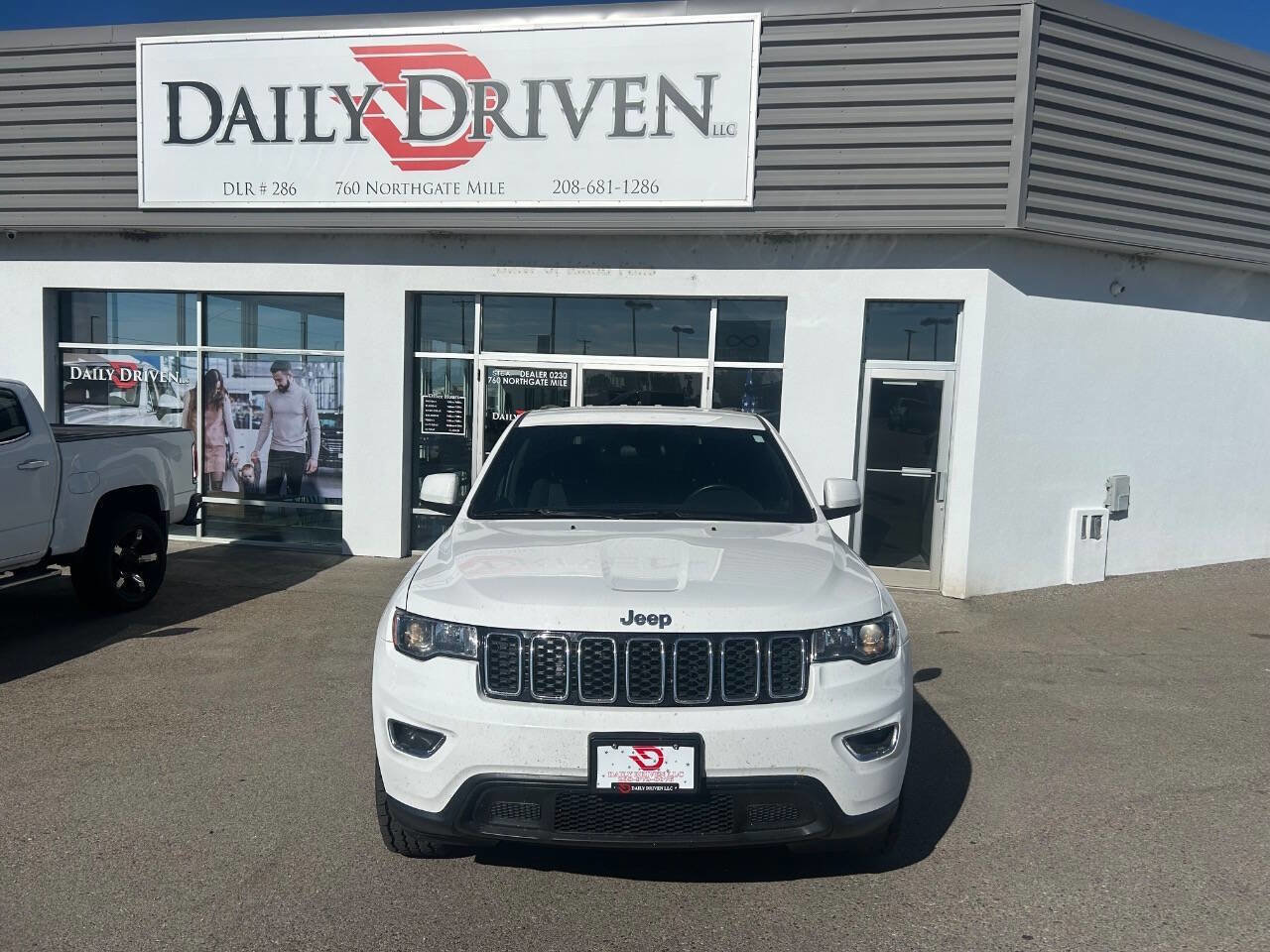Used 2018 Jeep Grand Cherokee Laredo image 3