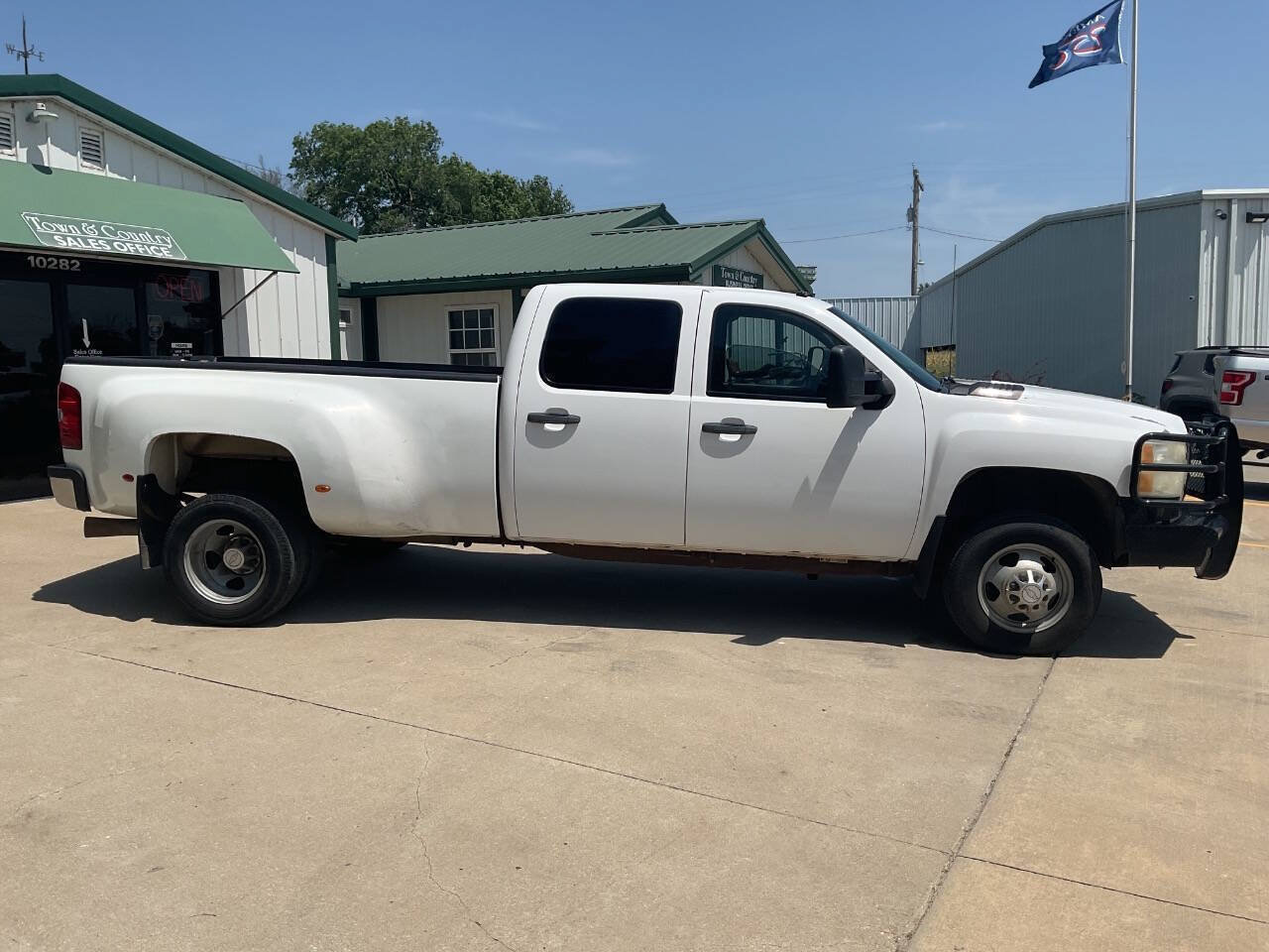 Used 2010 Chevrolet Silverado 3500 LT AWD/4WD image 2