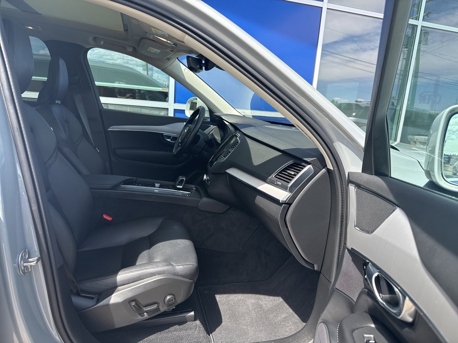 Used 2025 Volvo XC90 B5 Core image 14