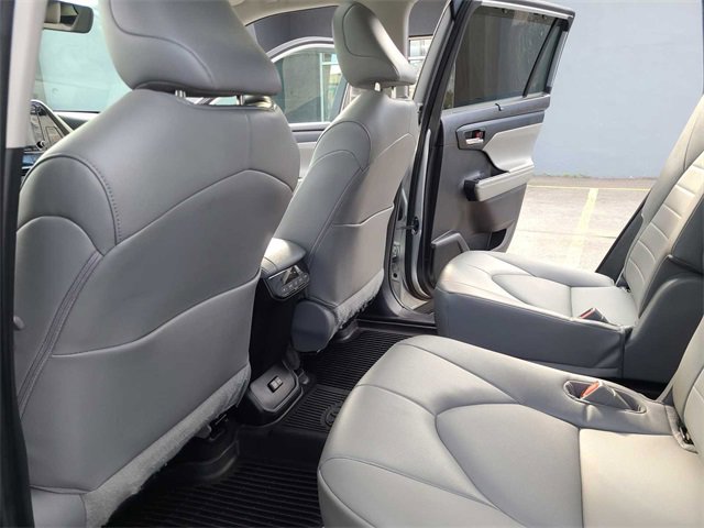 Used 2022 Toyota Highlander XLE image 22