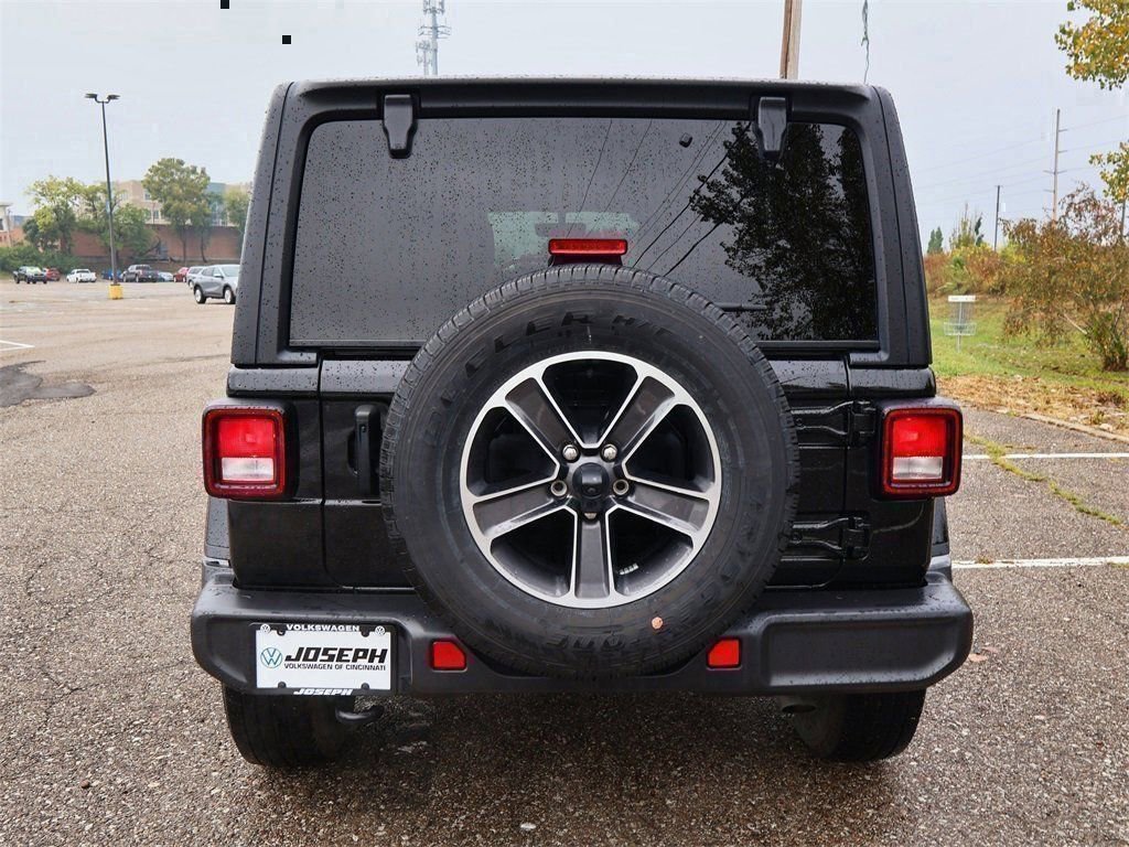 Used 2023 Jeep Wrangler Unlimited Sahara AWD/4WD image 4