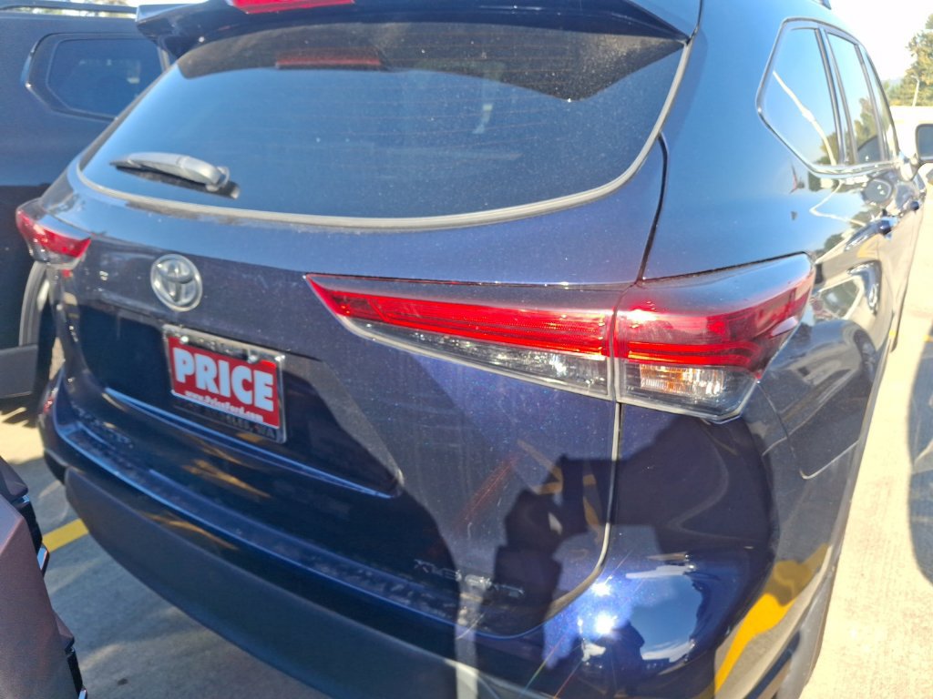 Used 2022 Toyota Highlander XLE AWD/4WD image 7
