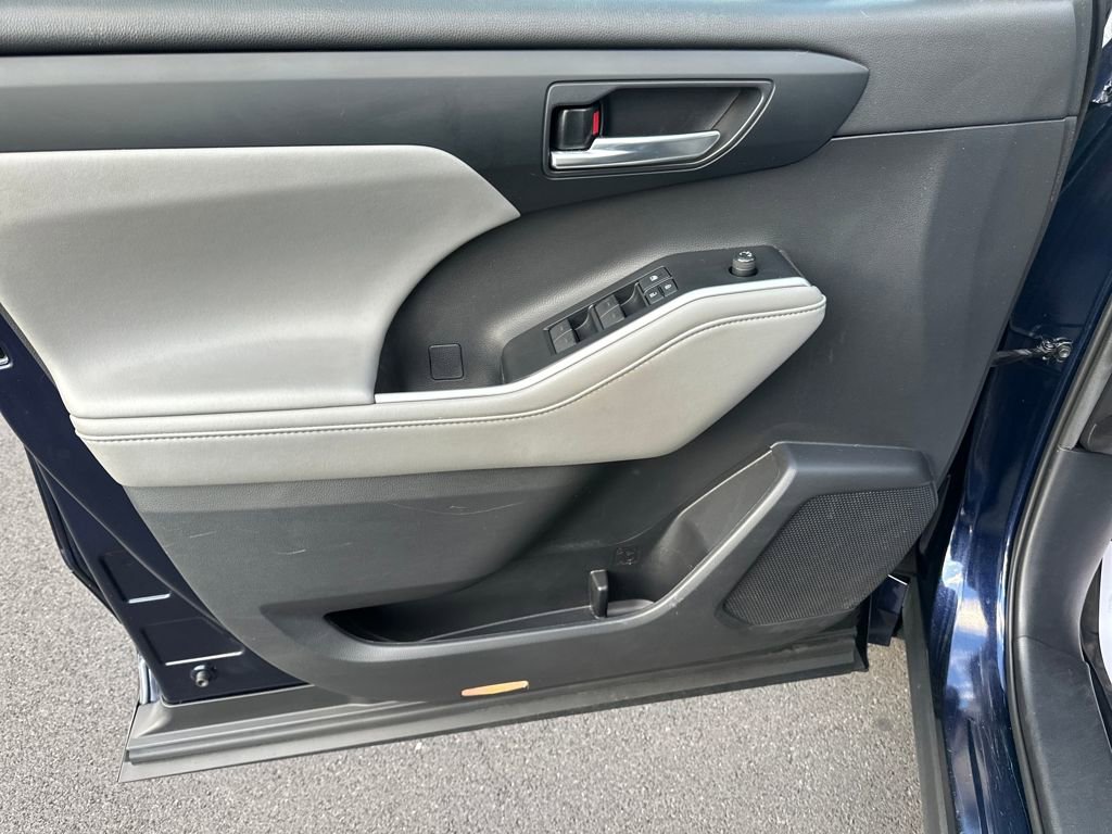Used 2021 Toyota Highlander XLE image 15
