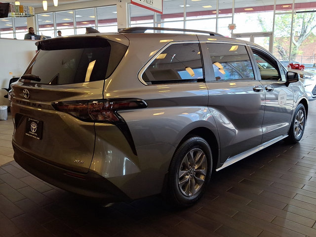Used 2026 Toyota Sienna XLE image 7