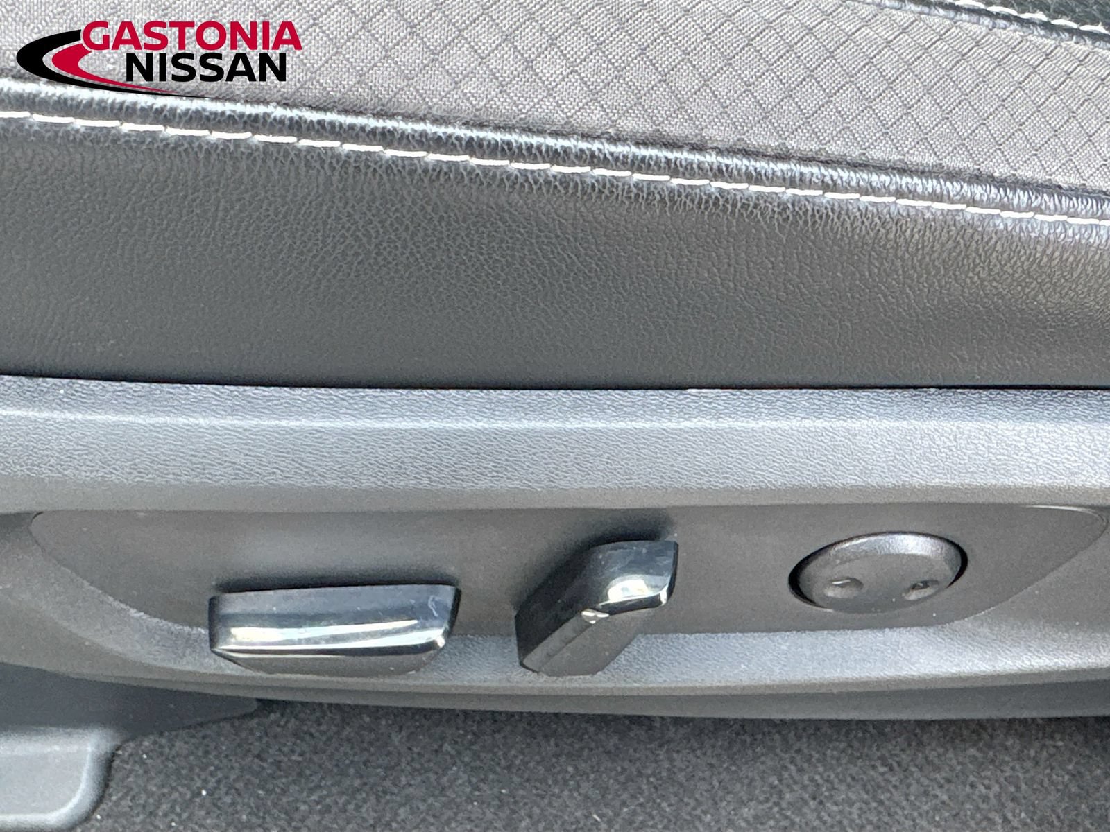 Used 2024 Nissan Pathfinder SL w/ SL Premium Package FWD image 26
