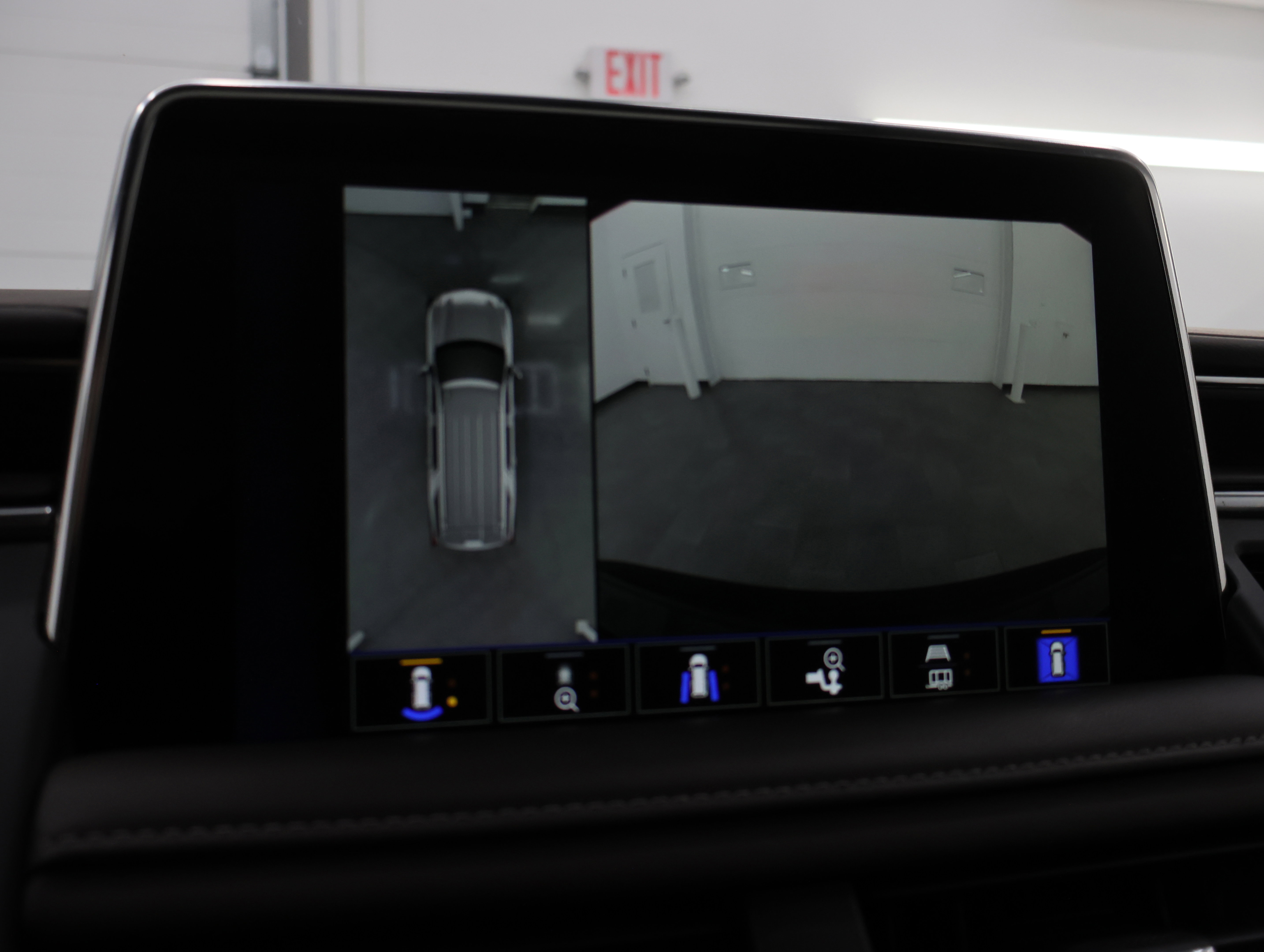 Used 2022 Chevrolet Tahoe Z71 w/ Z71 Off-Road Package image 18