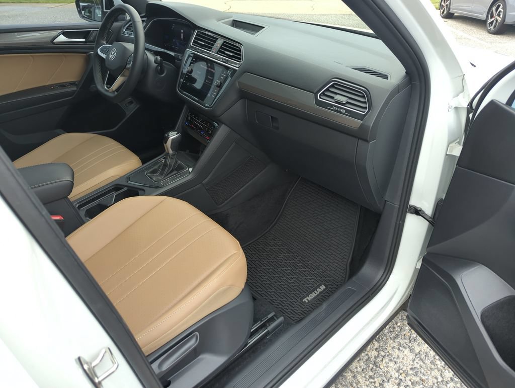 Certified 2024 Volkswagen Tiguan SE w/ Panoramic Sunroof Package FWD image 38