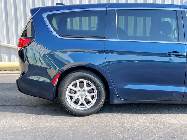 Used 2023 Chrysler Pacifica Touring-L w/ Uconnect Theater Family Group FWD image 30
