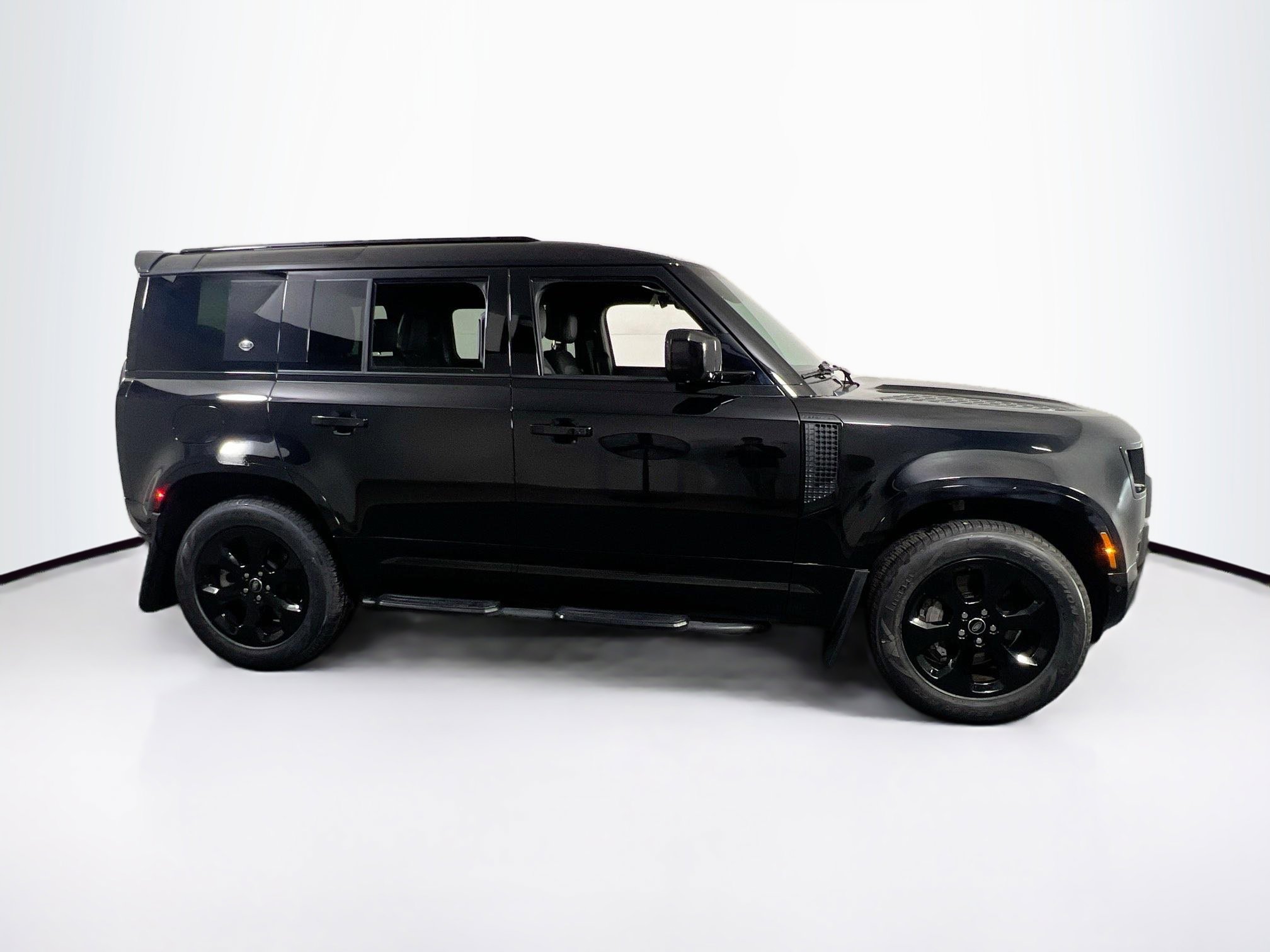 Used 2024 Land Rover Defender 110 X-Dynamic SE image 4