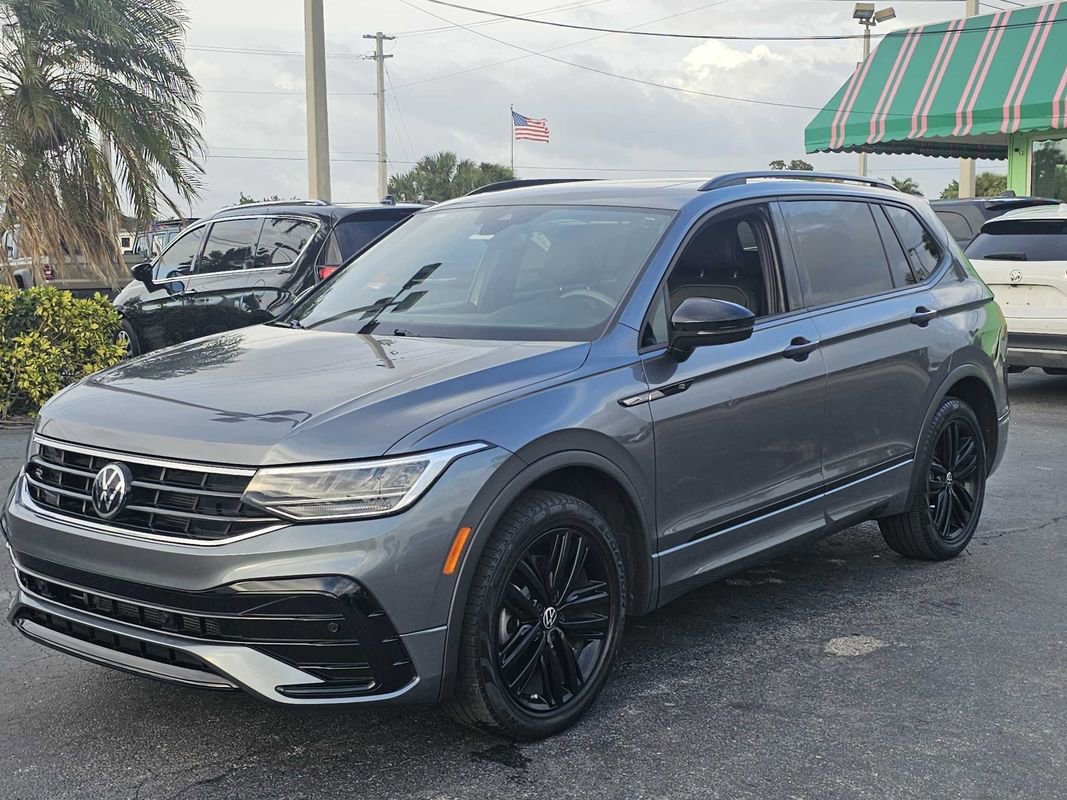 Used 2022 Volkswagen Tiguan SE R-Line image 1
