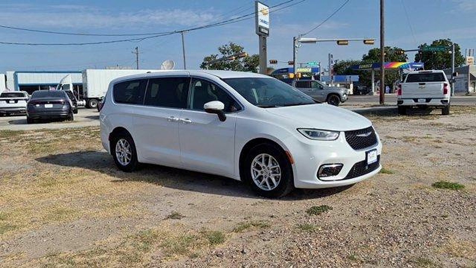 Used 2023 Chrysler Pacifica Touring-L FWD image 2