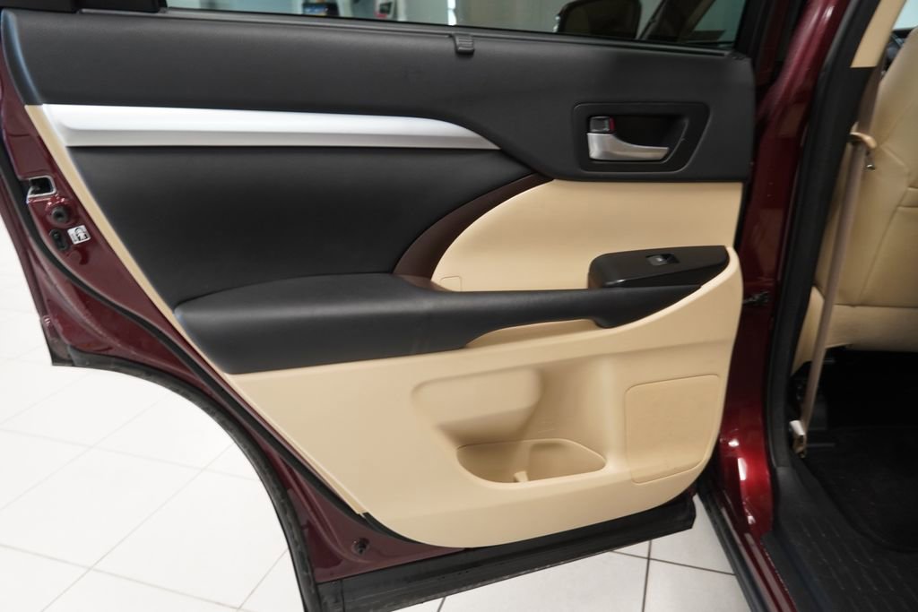 Used 2015 Toyota Highlander XLE image 26
