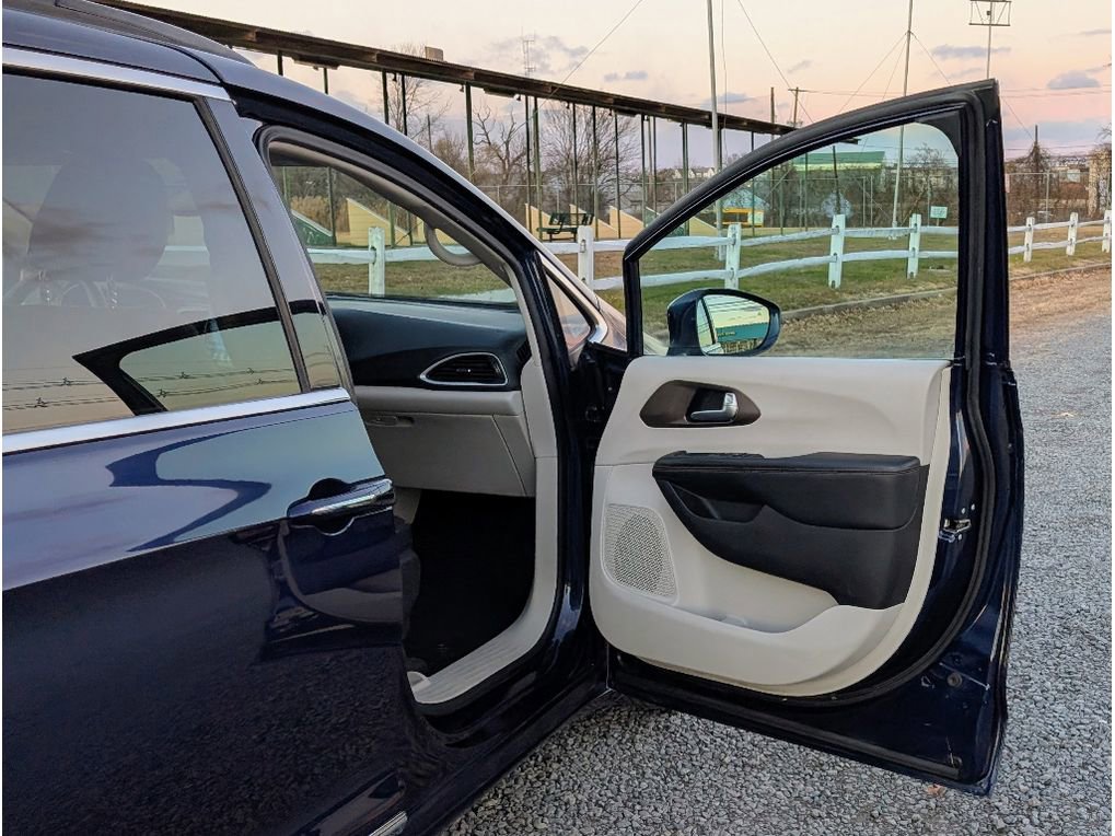 Used 2017 Chrysler Pacifica Touring-L image 11