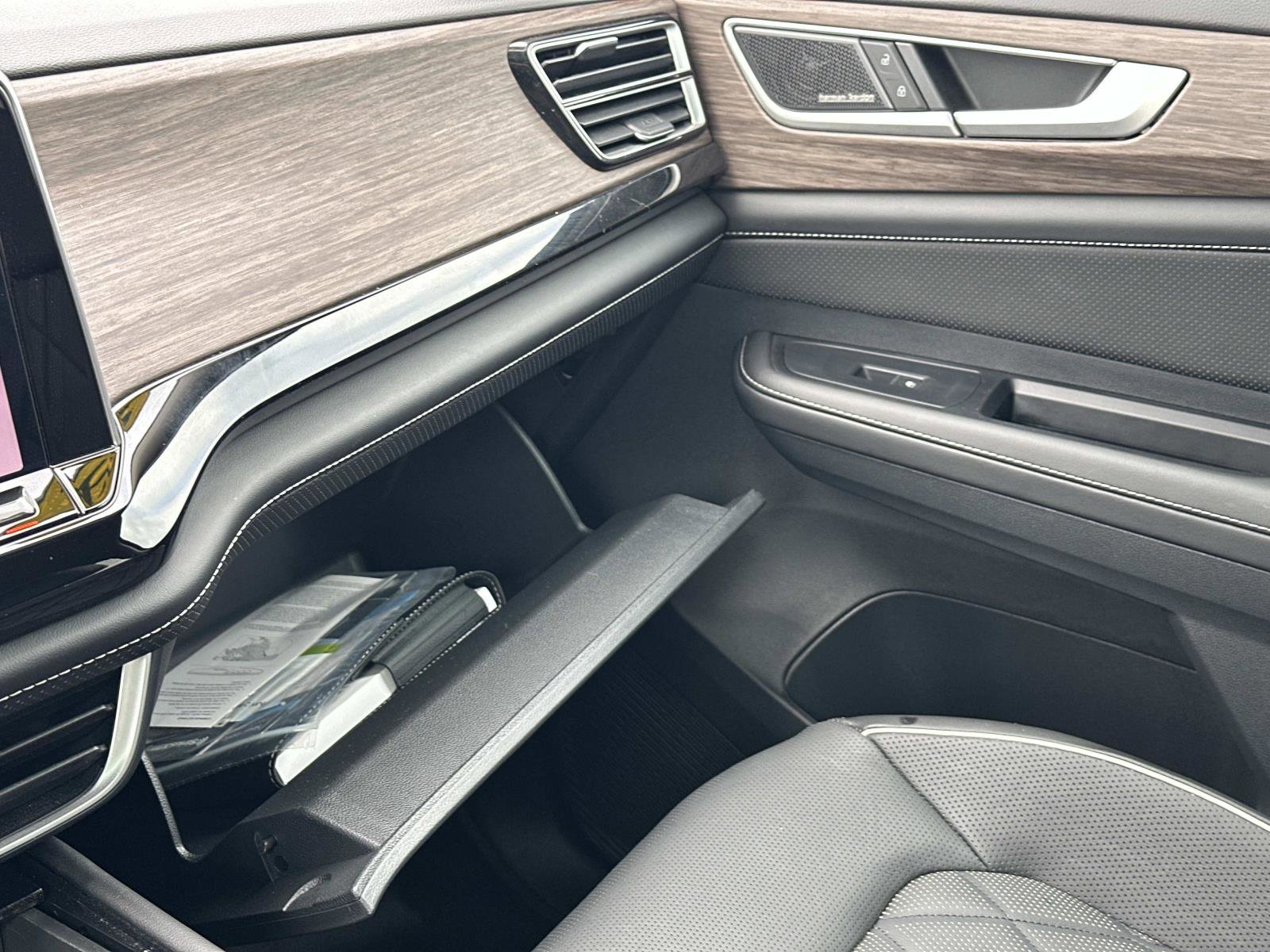 Used 2024 Volkswagen Atlas SEL Premium R-Line image 33