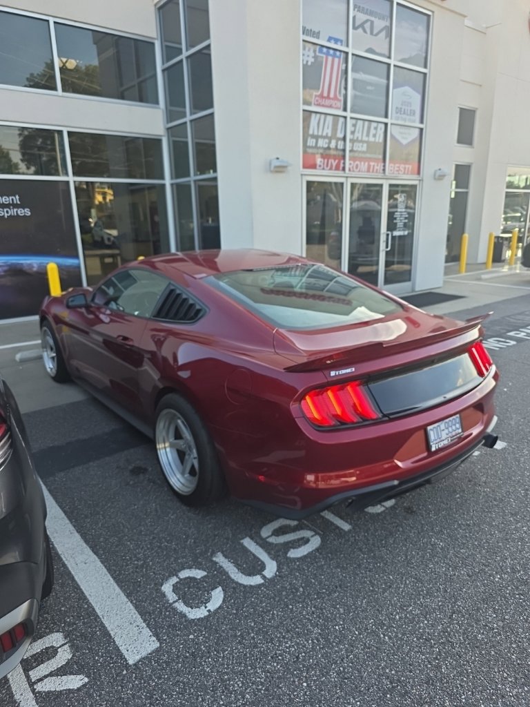Used 2018 Ford Mustang Coupe RWD image 4