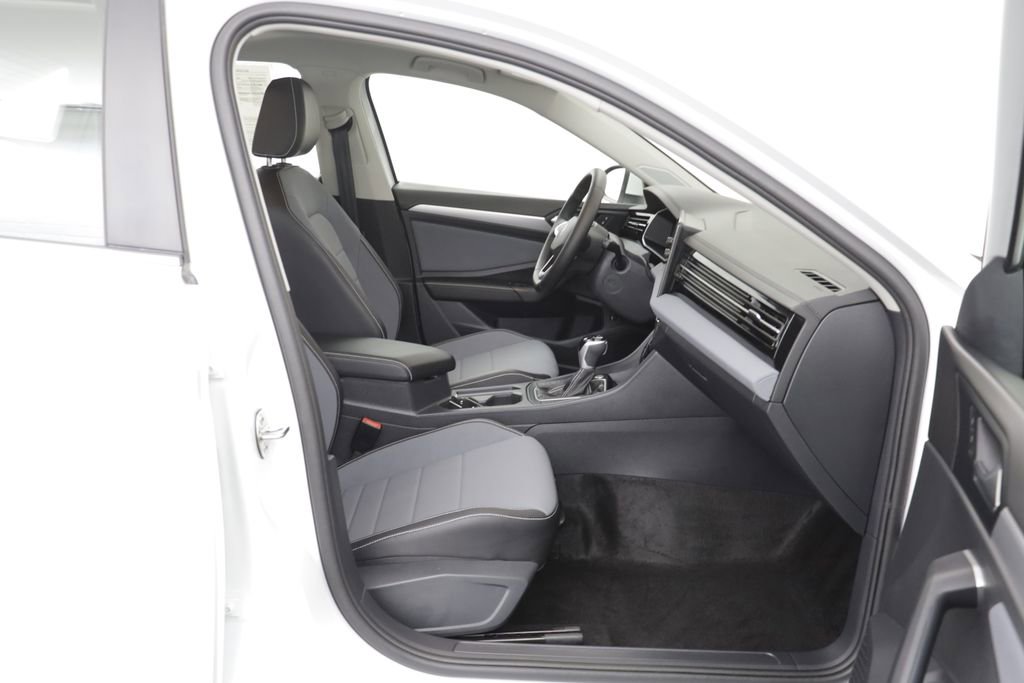 Used 2025 Volkswagen Jetta SE w/ Sunroof Package FWD image 18
