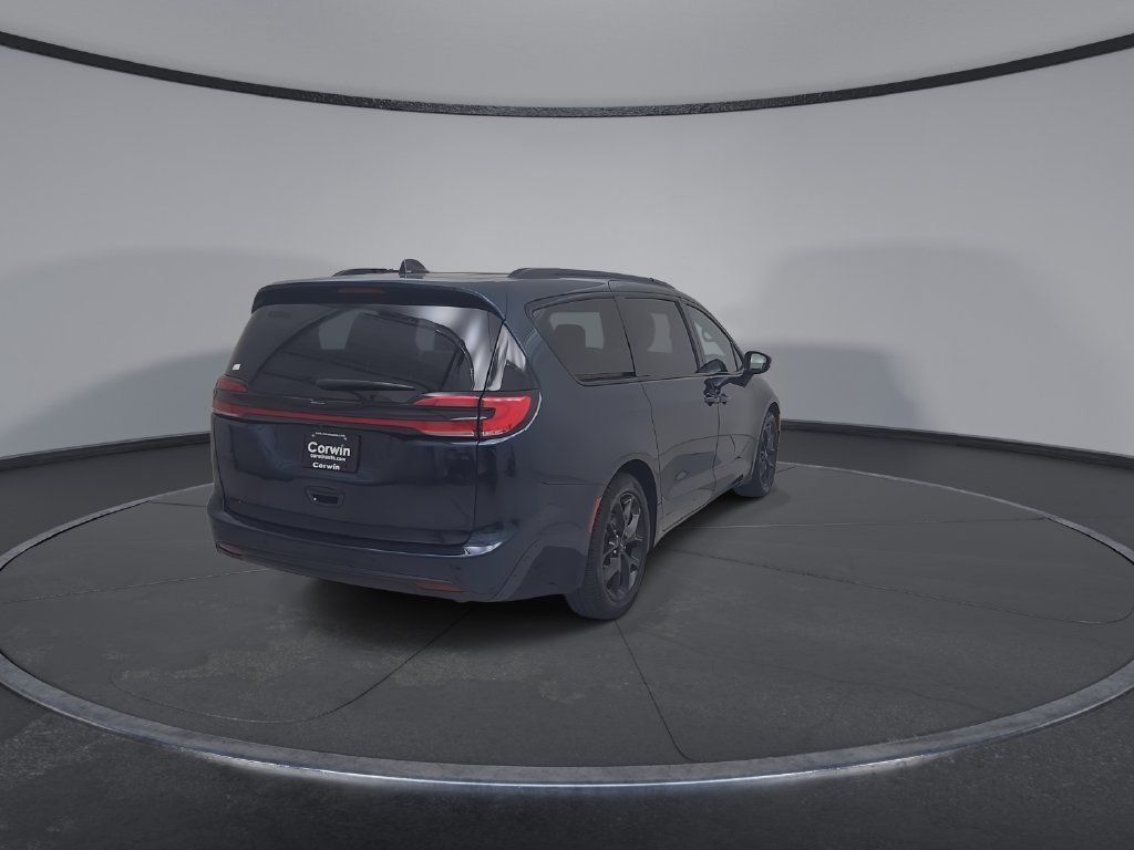 Certified 2025 Chrysler Pacifica Limited FWD image 16