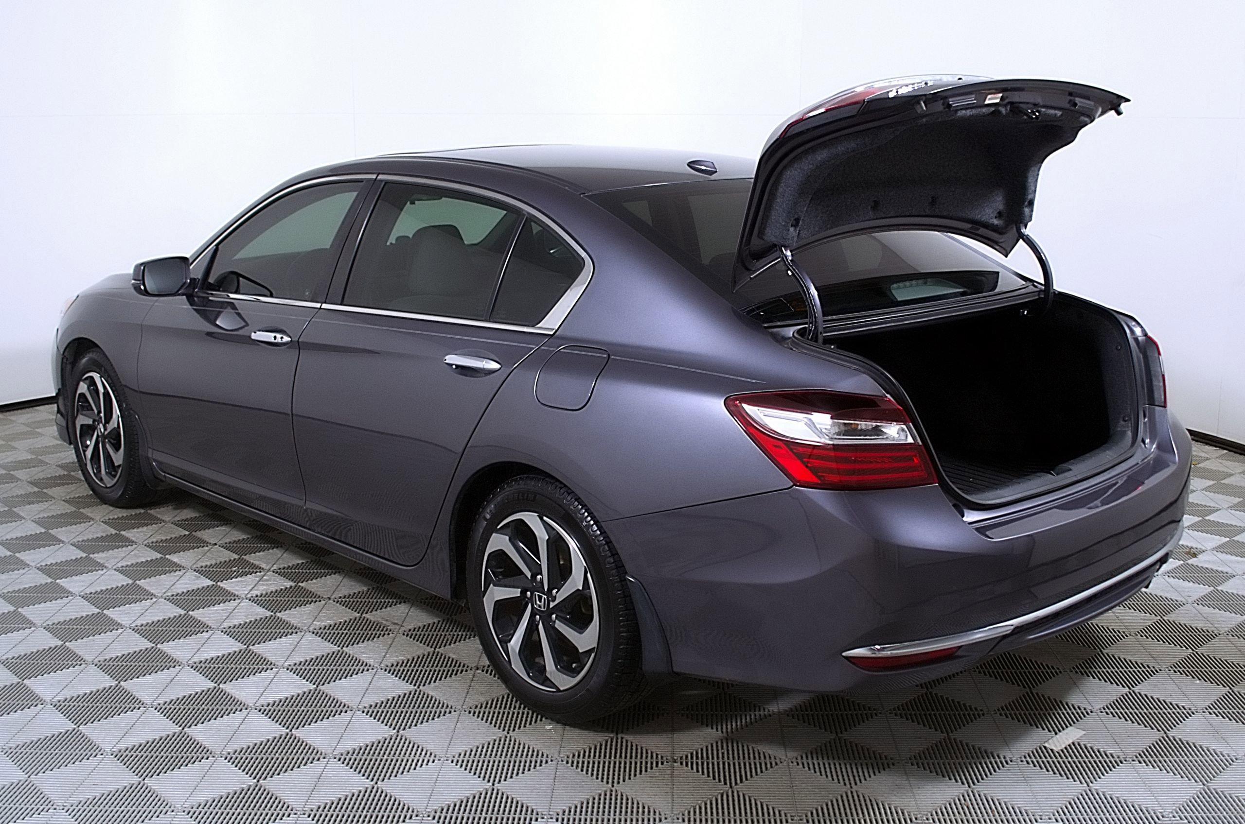 Used 2017 Honda Accord EX image 10